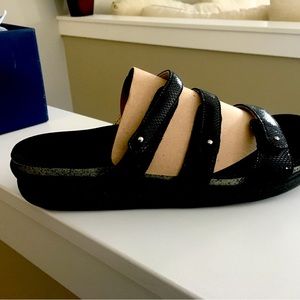 SAS WOMEN’s size 10 slip in sandals NEW! beautiful glittery dressy sandal.